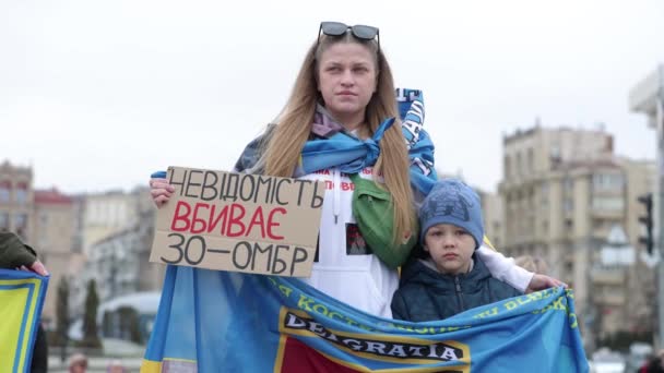 Oekraïense Vrouw Haar Zoontje Een Demonstratie Gewijd Aan Gevangen Genomen — Stockvideo