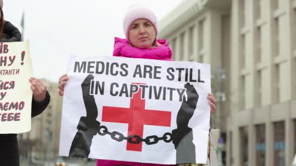 Mulher Ucraniana Posando Com Uma Bandeira Medics Still Captivity Uma — Vídeo de Stock