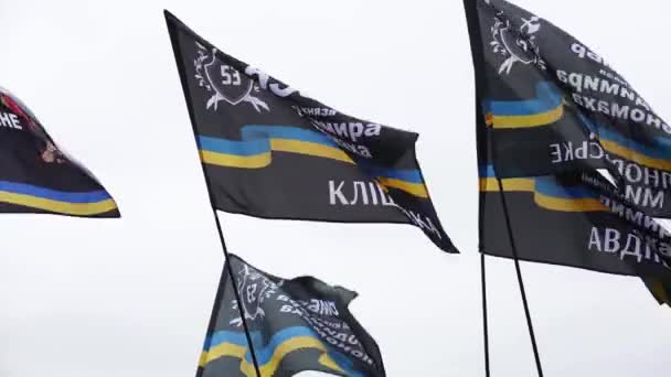 Flagi Brygady Sił Zbrojnych Ukrainy Machające Słupach Wiecu Publicznym Kijów — Wideo stockowe