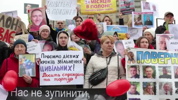 行方不明の親戚のバナーや肖像画をマイダン広場でデモしているウクライナ人 キエフ 2024年3月16日 — ストック動画