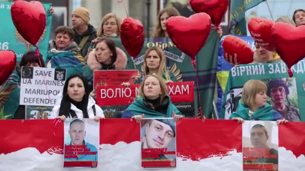 Demonstratie Van Oekraïense Vrouwen Met Portretten Van Hun Echtgenoten Die — Stockvideo