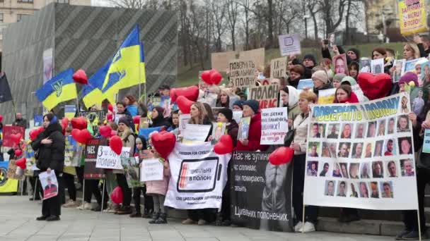 Большая Группа Украинцев Плакатами Пропавших Вести Родственников Национальными Флагами Майдане — стоковое видео