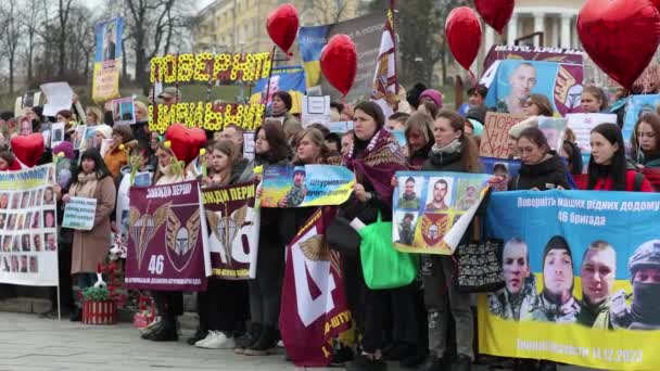 乌克兰妇女在专门为关押在俄罗斯监狱中的乌克兰人举行的公开示威活动中保存着她们失踪和被俘丈夫的画像 2024年3月16日 — 图库视频影像