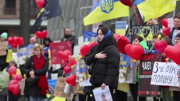 Украинка Поет Национальный Гимн Украины Портретом Захваченного Мужа Публичной Демонстрации — стоковое видео