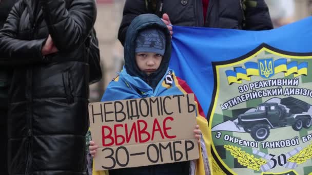 リトル ウクライナの少年は 一般集会で 未知の殺害30番目の旅団 という旗を掲げている キエフ 2024年3月16日 — ストック動画