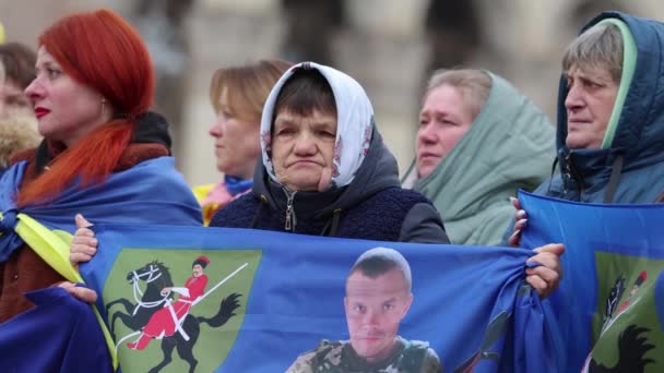 悲しいウクライナの女性は 行方不明の息子 ウクライナ軍の兵士との旗を公開デモで保持しています キエフ 2024年3月16日 — ストック動画