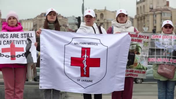 ウクライナの軍医は ウクライナの捕らえられた擁護者に捧げられた公開デモに赤十字の旗を掲げています キエフ 2024年3月16日 — ストック動画