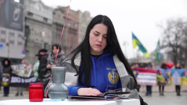 ウクライナの女性は マイダン広場の 2つの捕らえられた心 でロシア人によって捕らえられた夫と写真を閲覧しています キエフ 2024年3月16日 — ストック動画