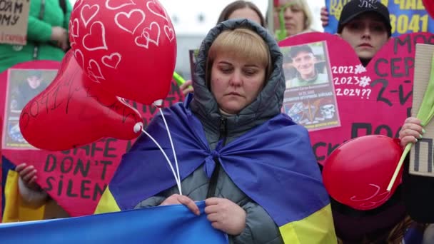Traurige Ukrainerin Mit Der Ukrainischen Nationalflagge Auf Den Schultern Hält — Stockvideo