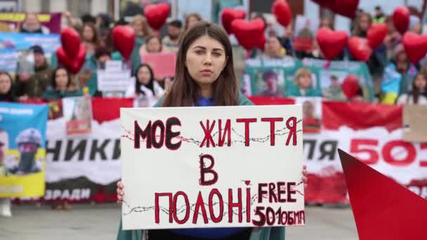 一个举着横幅 我的生活被抓住了 的可悲的乌克兰女人 释放第501营 在公众示威 2024年3月16日 — 图库视频影像
