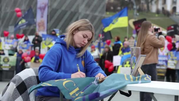 Mulher Ucraniana Escrevendo Uma Carta Para Seu Marido Capturado Fuzileiro — Vídeo de Stock