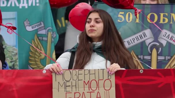 Українська Жінка Плаче Публічній Демонстрації Молода Жінка Сльозах Тримає Прапор — стокове відео