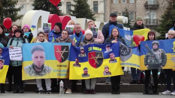 行方不明の親戚の肖像画を掲げたウクライナ人守備隊の家族集団 キエフ 2024年3月16日 — ストック動画