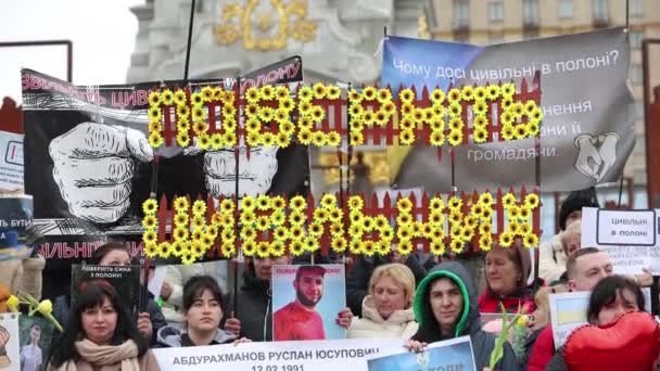 乌克兰人民举着 把平民带回来 的旗帜 为从俄罗斯监狱被捕的平民举行示威 2024年3月16日 — 图库视频影像