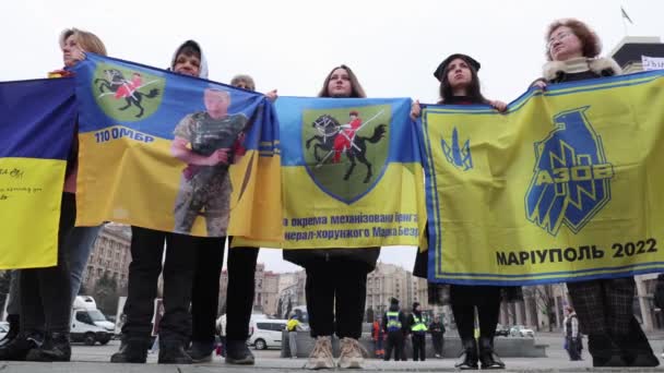 Rodziny Schwytanych Ukraińskich Obrońców Trzymają Flagi Swoich Brygad Publicznym Wiecu — Wideo stockowe