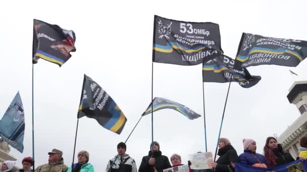 ウクライナ第52旅団の戦闘機の親族は ロシア捕虜に対する集会で旗を掲げている キエフ 2024年3月16日 — ストック動画