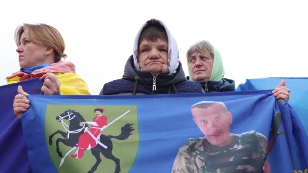 Mulher Ucraniana Sênior Posando Com Uma Bandeira Com Retrato Seu — Vídeo de Stock