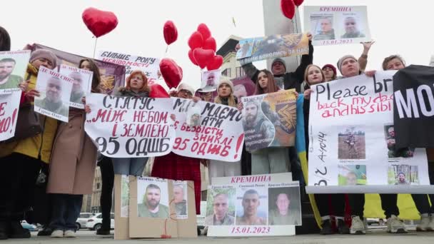 乌克兰武装部队第95旅战斗人员的亲属在迈丹广场抗议俄罗斯人被监禁 2024年3月16日 — 图库视频影像