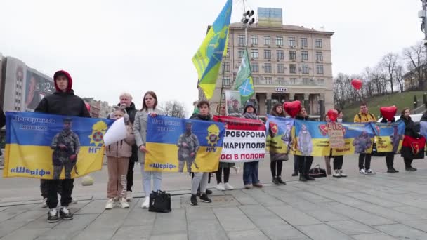 Οικογένειες Αιχμαλώτων Ουκρανών Στρατιωτών Διαδηλώνουν Στην Πλατεία Μαϊντάν Κίεβο Μαρτίου — Αρχείο Βίντεο