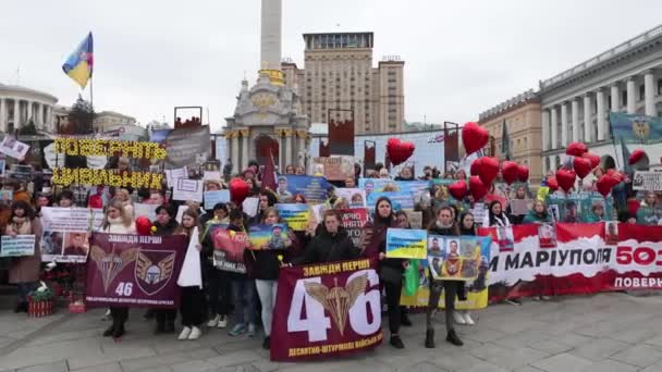 Μεγάλη Ομάδα Ουκρανών Ακτιβιστών Και Συγγενών Συλληφθέντων Στρατιωτών Διαδηλώνουν Στην — Αρχείο Βίντεο