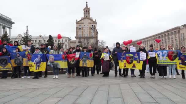 Ουκρανοί Απαιτούν Ανταλλαγή Αιχμαλώτων Πολέμου Και Απελευθέρωση Όλων Των Αιχμαλώτων — Αρχείο Βίντεο