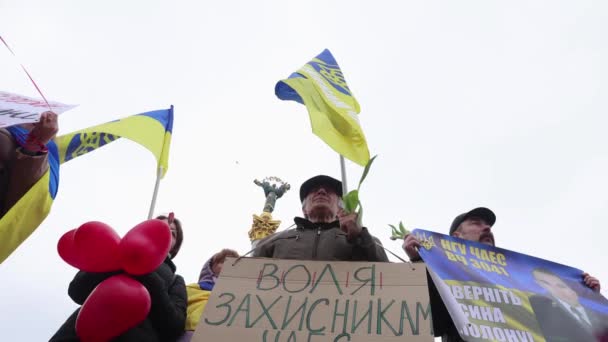 Homem Ucraniano Sênior Detém Uma Bandeira Nacional Ucrânia Uma Bandeira — Vídeo de Stock