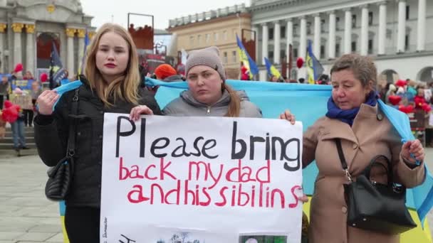 Szomorú Ukrán Nők Pózolnak Egy Transzparenssel Kérlek Hozd Vissza Apámat — Stock videók