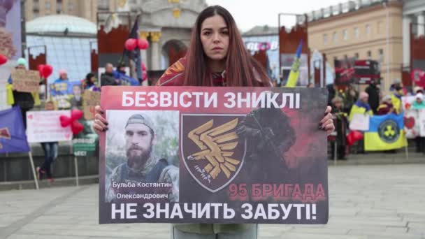 Θλιβερή Ουκρανή Ποζάρει Πορτραίτο Του Αγνοούμενου Συζύγου Της Του Στρατιώτη — Αρχείο Βίντεο