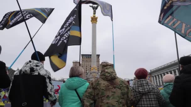 Een Groep Oekraïners Met Vlaggen Van Militaire Brigades Die Demonstreren — Stockvideo