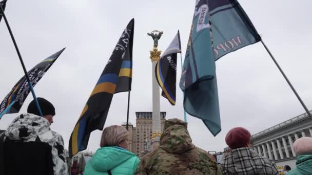 Группа Активистов Держит Флаги Бригад Батальонов Украинской Армии Митинге Майдане — стоковое видео