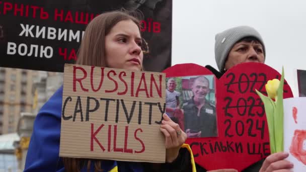 在纪念被俘的乌克兰卫士的和平示威活动中 悲伤的乌克兰妇女举着 俄罗斯捕杀 的旗帜 2024年3月16日 — 图库视频影像