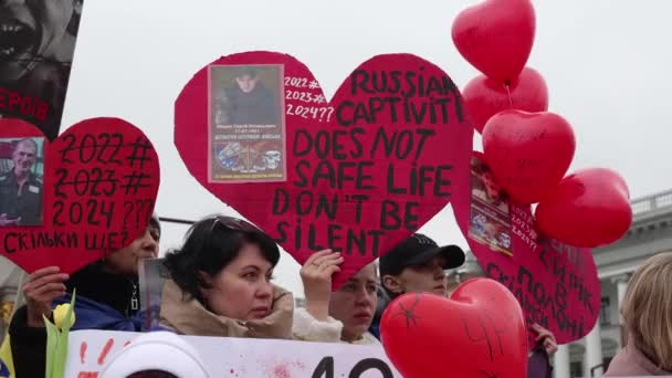 在一场公共示威活动中 乌克兰妇女高举 俄罗斯人不安全的生活不要沉默 的横幅 2024年3月16日 — 图库视频影像