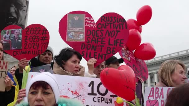 活動家は ロシアの刑務所から戦争捕虜を釈放するための平和的な集会で ロシアの捕虜は安全ではない というサインを保持しています キエフ 2024年3月16日 — ストック動画