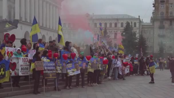 Ukrainska Aktivister Bränner Rökbomber Maidantorget Stora Grupper Med Flaggor Och — Stockvideo