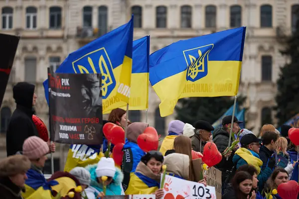 ウクライナの愛国者は マイダン広場で捕らえられたウクライナの擁護者に捧げられた平和的なデモに国旗と旗を掲げている キエフ 2024年3月16日 — ストック写真