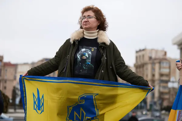 Ukraynalı Kadın Halka Açık Bir Gösteride Azov Tugayının Bayrağını Tutuyor — Stok fotoğraf