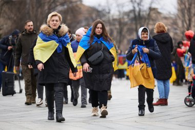 Ukraynalı kadınlar, Meydan Meydanı 'nda barışçıl bir gösteride ulusal bayraklarla yürüyorlar. Kyiv - 16 Mart 2024