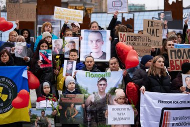 Ukraynalı kadınlar, anneler ve esir askerlerin eşleri, pankartlar ve halka açık bir gösterinin portreleriyle poz verdiler. Kyiv - 16 Mart 2024