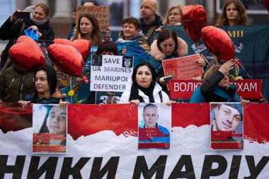 Azovstal ve Mariupol 'ün esir tutulan eşleri Rus esaretini protesto ediyor ve esir değişimi talep ediyorlar. Kyiv - 16 Mart 2024