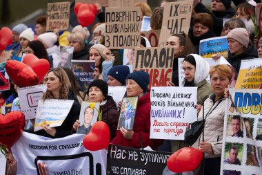 Ukraynalı bir grup kadın esir alınan sivillerin ve Ukrayna Silahlı Kuvvetleri 'nin savaş esiri olarak kalan askerlerinin serbest bırakılmasını talep ediyor. Kyiv - 16 Mart 2024