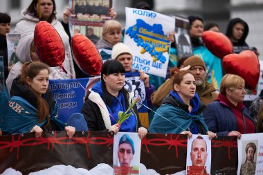 Yakalanan Ukraynalı askerlerin aileleri tüm savaş esirlerinin derhal Rus esaretinden salıverilmesini talep ediyor. Kyiv - 16 Mart 2024