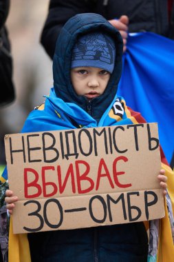 Ukraynalı üzgün çocuk Ukrayna 'nın yakalanan savunucularının serbest bırakılması için düzenlenen halk gösterisinde 