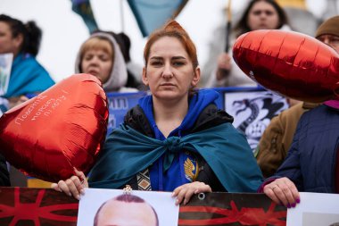 2022 'den beri Rus hapishanelerinde kalan Mariupol' ün yakalanan savunucularına adanmış bir mitingde poz veren Ukraynalı kadın. Kyiv - 16 Mart 2024