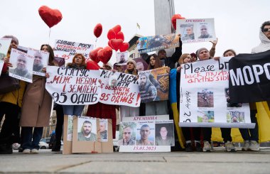Yakalanan ve kaybolan Ukraynalı askerlerin akrabaları, savaş esirlerinin Rus esaretinden serbest bırakılması için düzenlenen halk mitinginde pankart ve portre taşıyorlar. Kyiv - 16 Mart 2024