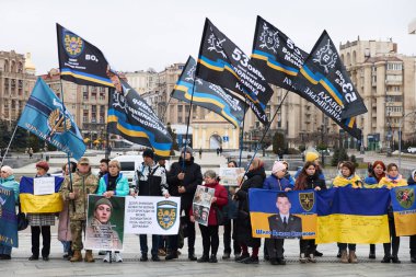 Bayrakları ve sancakları olan Ukraynalı aktivistler Rus esaretini protesto ediyor ve savaş esirlerinin serbest bırakılmasını ve kayıp asker ve sivillerin aranmasını talep ediyorlar. Kyiv - 16 Mart 2024