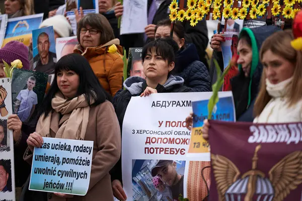 Halka açık bir mitingde yakalanan ve kaybolan sivillere ve askerlere adanmış sancakları olan üzgün Ukraynalı kadınlar. Kyiv - 16 Mart 2024