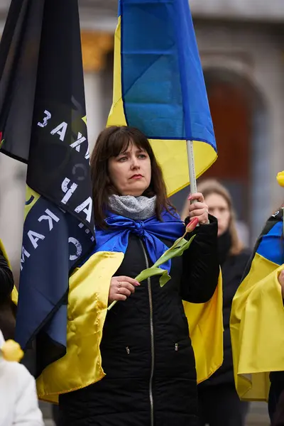 愛国的なウクライナの女性は マイダン広場で公開デモンストレーションでウクライナの国旗を保持しています キエフ 2024年3月16日 — ストック写真