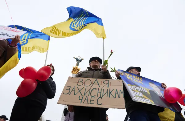 Hombre Ucraniano Mayor Sostiene Una Bandera Nacional Con Tridente Una —  Fotos de Stock