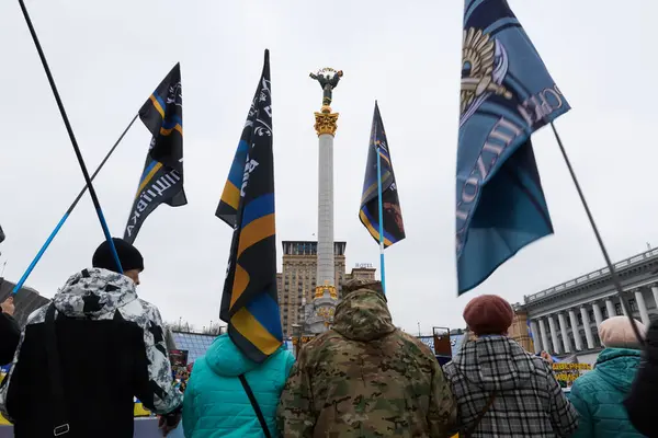 ウクライナの活動家はマイダン広場での平和的なデモでウクライナ軍の旅団の旗を掲げている キエフ 2024年3月16日 — ストック写真