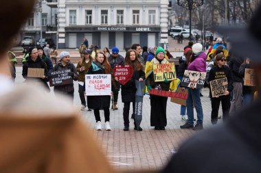 Ukraynalılar, 2022 'de Rusya' nın Mariupol Tiyatrosu 'nu bombalamasının yıldönümünde bir gösteri yaptılar. Kyiv - 17 Mart 2024